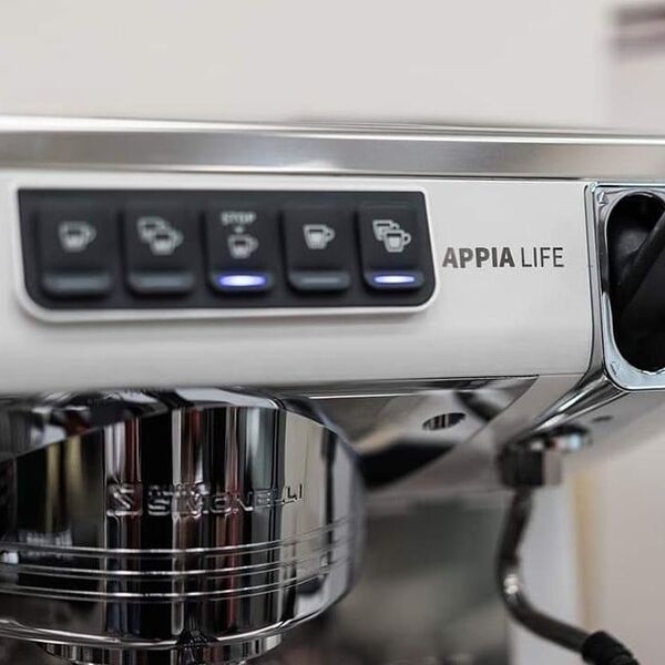 Кофемашина-автомат Nuova Simonelli Appia Life 2Gr V Black Easy Cream с экономайзером